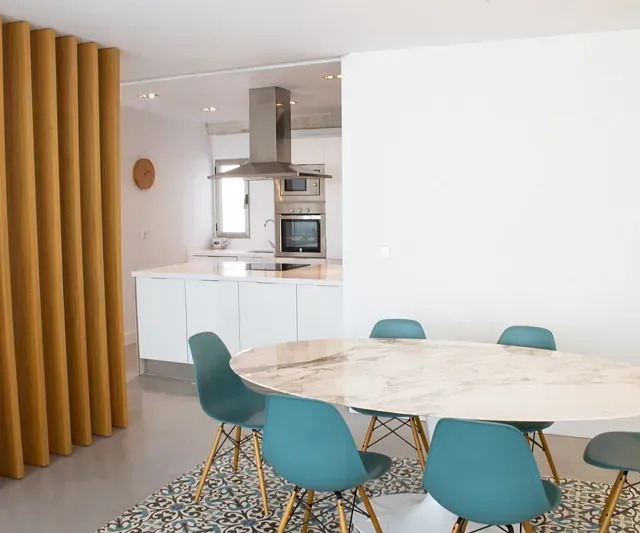 Una cocina con una mesa y sillas.