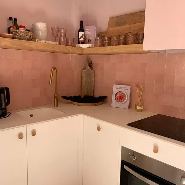 Una cocina con fregadero, estufa y un libro en la encimera.