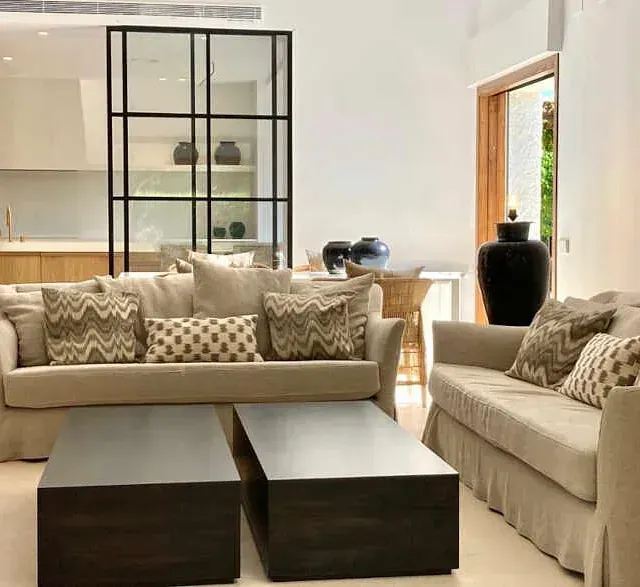 Una sala de estar con dos sofás y una mesa de café.