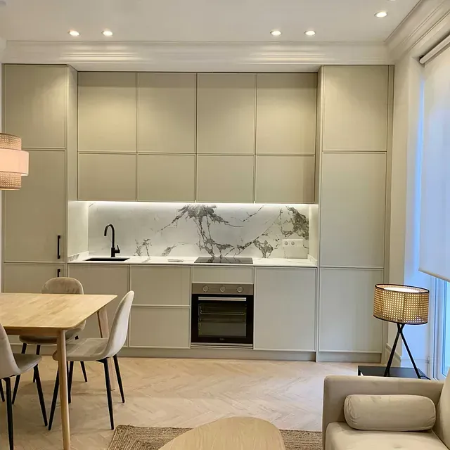 Una cocina con una mesa y sillas.