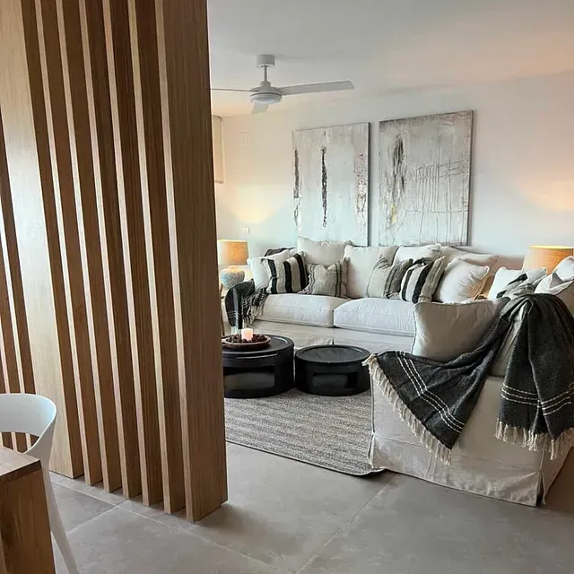 Una sala de estar con un sofá y una mesa