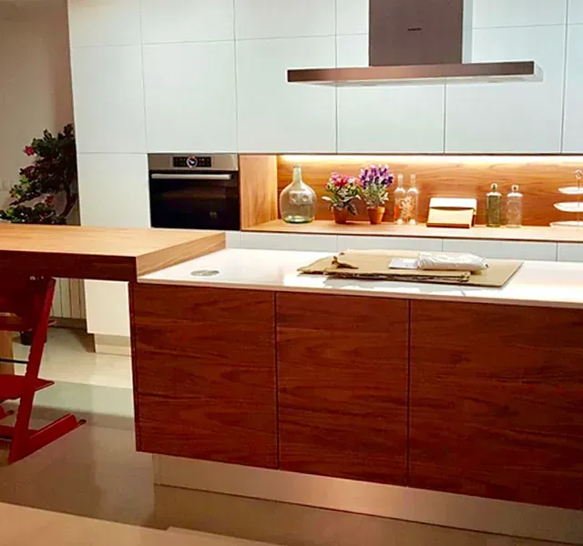Una cocina con gabinetes de madera y un horno de estufa.
