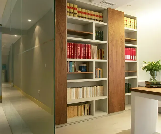 Una estantería con muchos libros