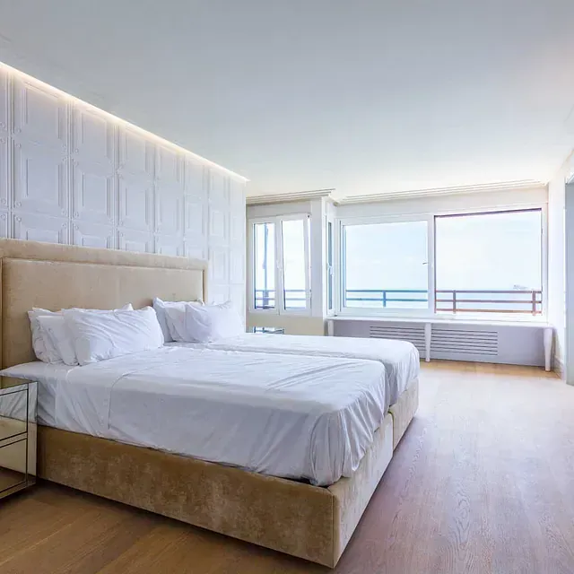 Una habitación de hotel con dos camas y una gran ventana.