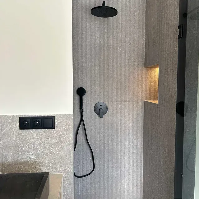 Un baño con ducha y lavabo.