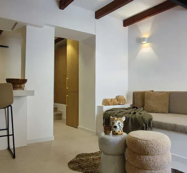 Una sala de estar con un sofá y una pila de otomanas.