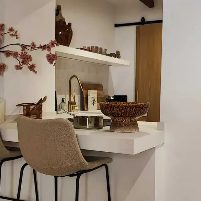 Hay un cuenco en el mostrador de la cocina.