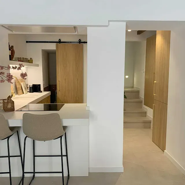 Una cocina con mesa y sillas y un horno.