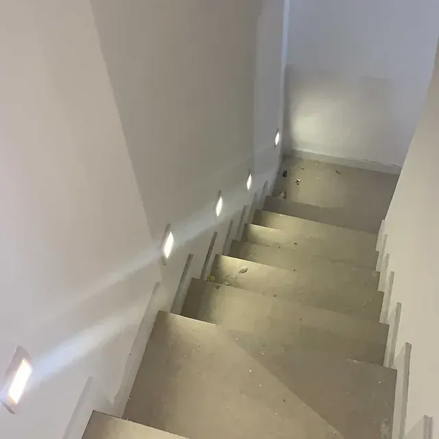 Un conjunto de escaleras que conducen al segundo piso de un edificio.