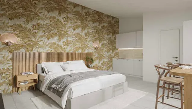 Un dormitorio con una cama, mesita de noche, mesa y sillas.