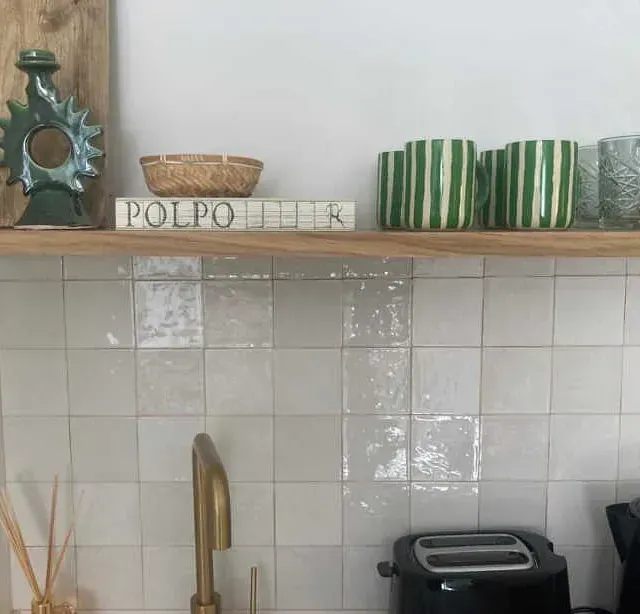 Una cocina con un estante que dice polpo.