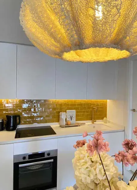 Una cocina con una gran lámpara colgando del techo.