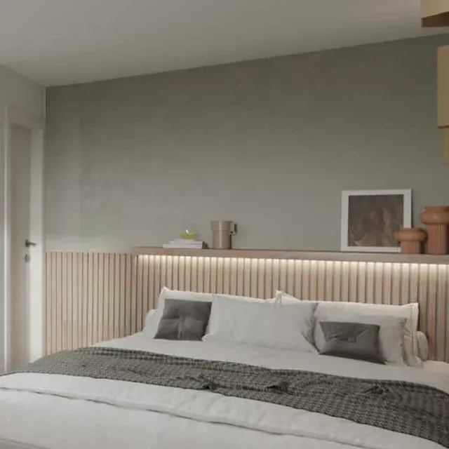 Un dormitorio con una cama grande y un cabecero de madera.