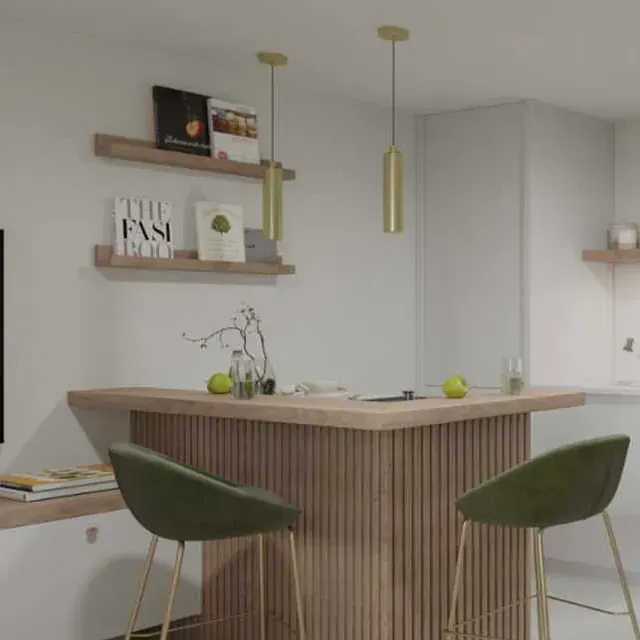 Una cocina con barra de madera y dos taburetes verdes.