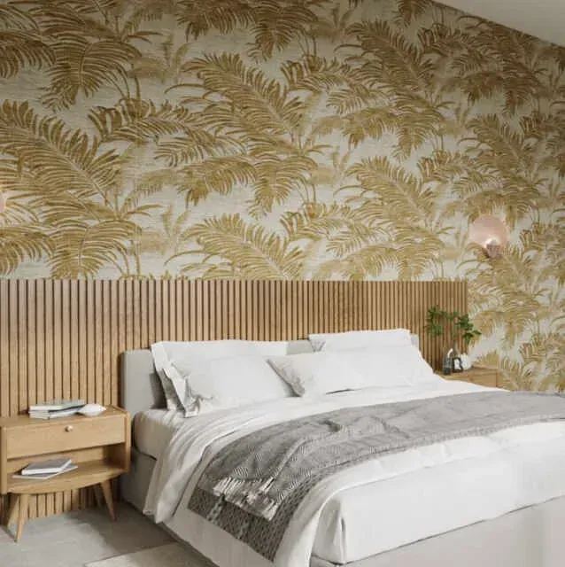 Un dormitorio con una cama grande y un cabecero de madera.