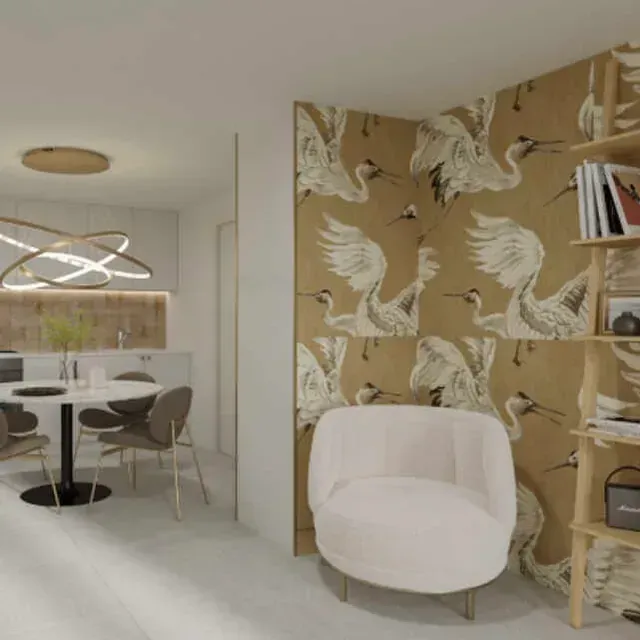 Una sala de estar con una silla y una mesa con pájaros en la pared.