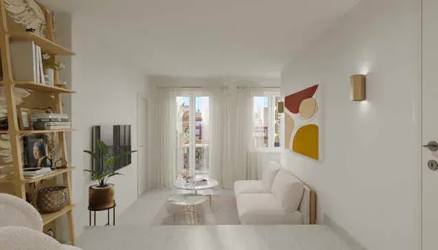 Una sala de estar con sofá, mesa y televisión.