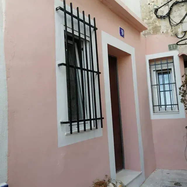 Un edificio rosa con el número 8.