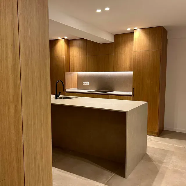 Una cocina con una gran isla en el medio de la habitación.