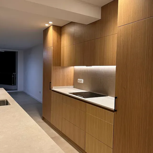 Una cocina con gabinetes de madera y un horno de estufa.