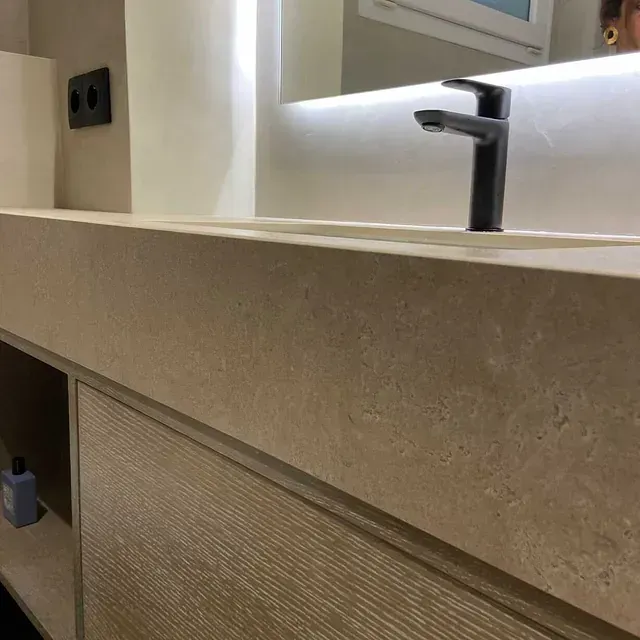 Un lavabo de baño con grifo y espejo.