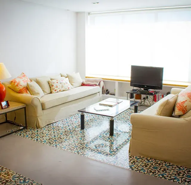 Una sala de estar con dos sofás, una mesa de café y un televisor.