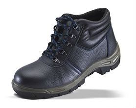 Un par de botas de seguridad negras sobre un fondo blanco.