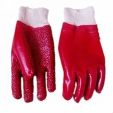 Un par de guantes rojos con puños blancos sobre un fondo blanco.