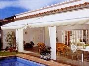 Hay una piscina en el patio trasero de una casa.