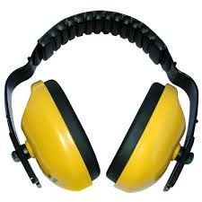 Un par de orejeras de color amarillo y negro sobre un fondo blanco.