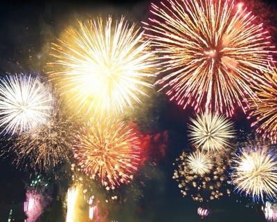 Un montón de fuegos artificiales estallan en el cielo nocturno.