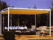 Una pérgola con un dosel amarillo y una mesa y sillas debajo.