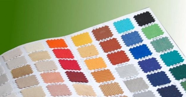 Un libro está abierto en una página con muchos colores diferentes.