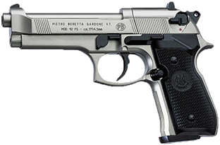 Una pistola Beretta 92 plateada con empuñadura negra sobre fondo blanco.