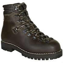 Un par de botas de montaña de cuero marrón sobre un fondo blanco.