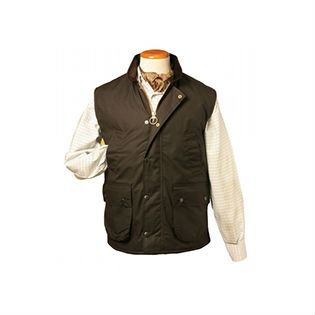 Un maniquí lleva un chaleco marrón y una camisa blanca.