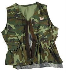 Un chaleco de camuflaje con cremallera en la parte delantera sobre un fondo blanco.