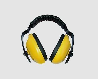 Un par de orejeras amarillas y negras sobre un fondo blanco.