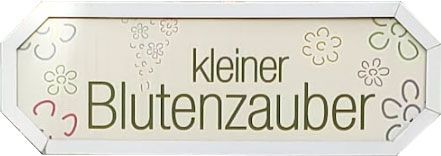 Ein Schild mit der Aufschrift „Kleiner Blütenzauber“ und Blumen darauf.