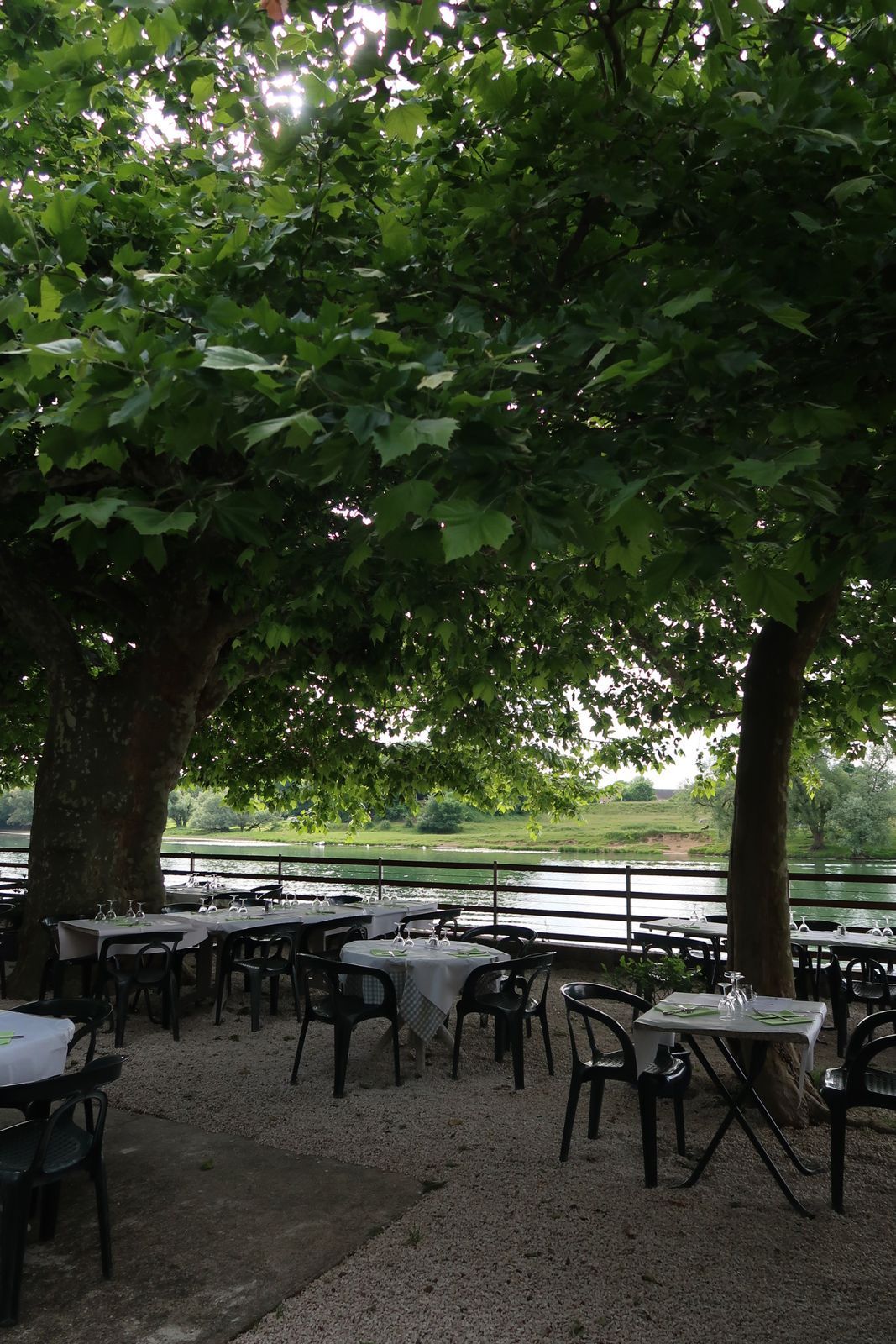 Terrasse de restaurant en bord de rivière