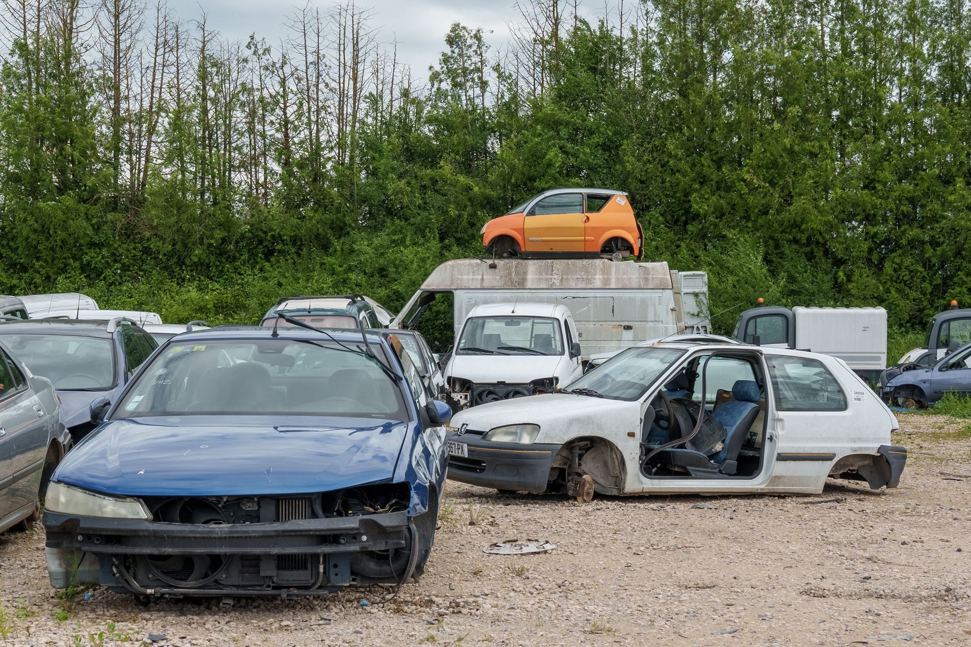 Des véhicules dans une casse auto