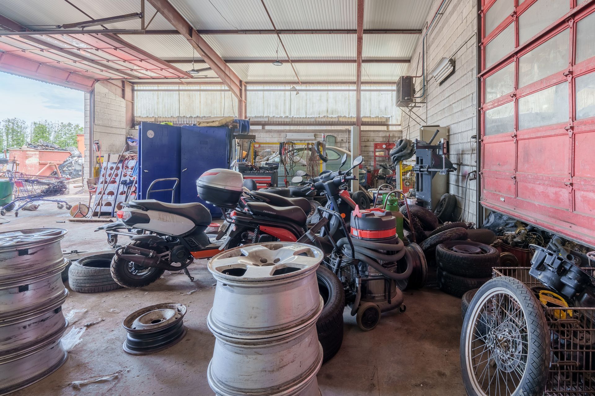 Nombreuses pièces détachées dans un espace de stockage