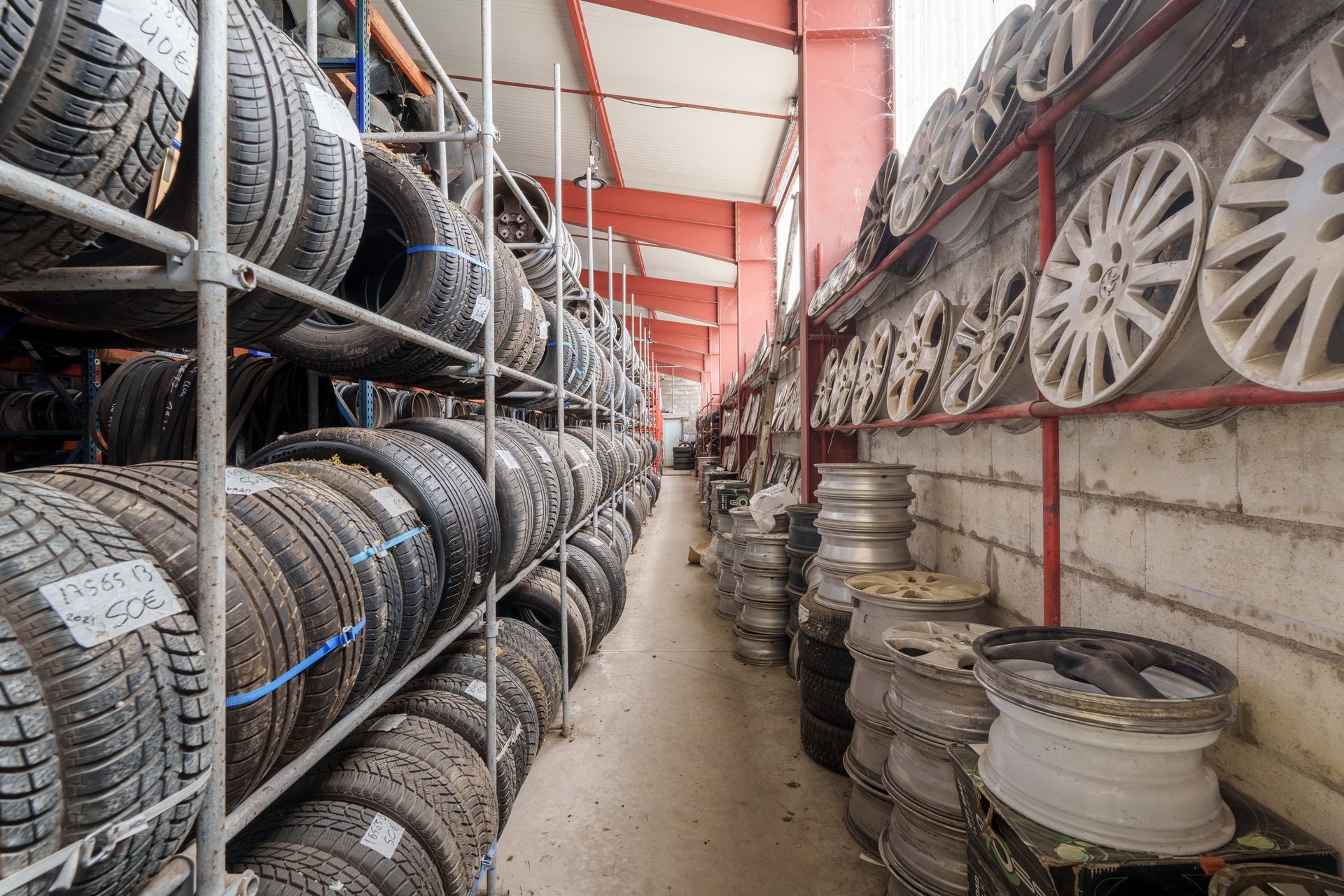 Nombreux pneus et jantes de voiture sur des rails.