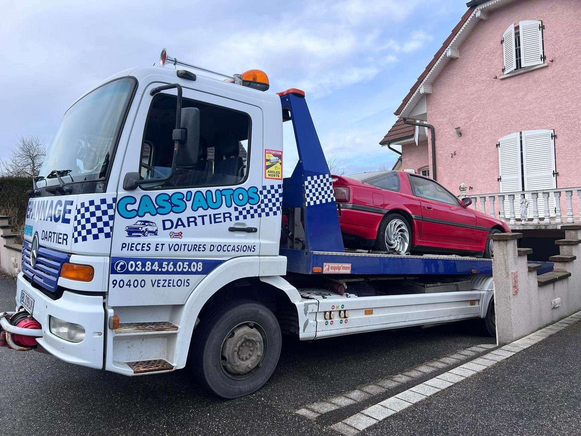 Remorquage d'une voiture rouge chez un particulier