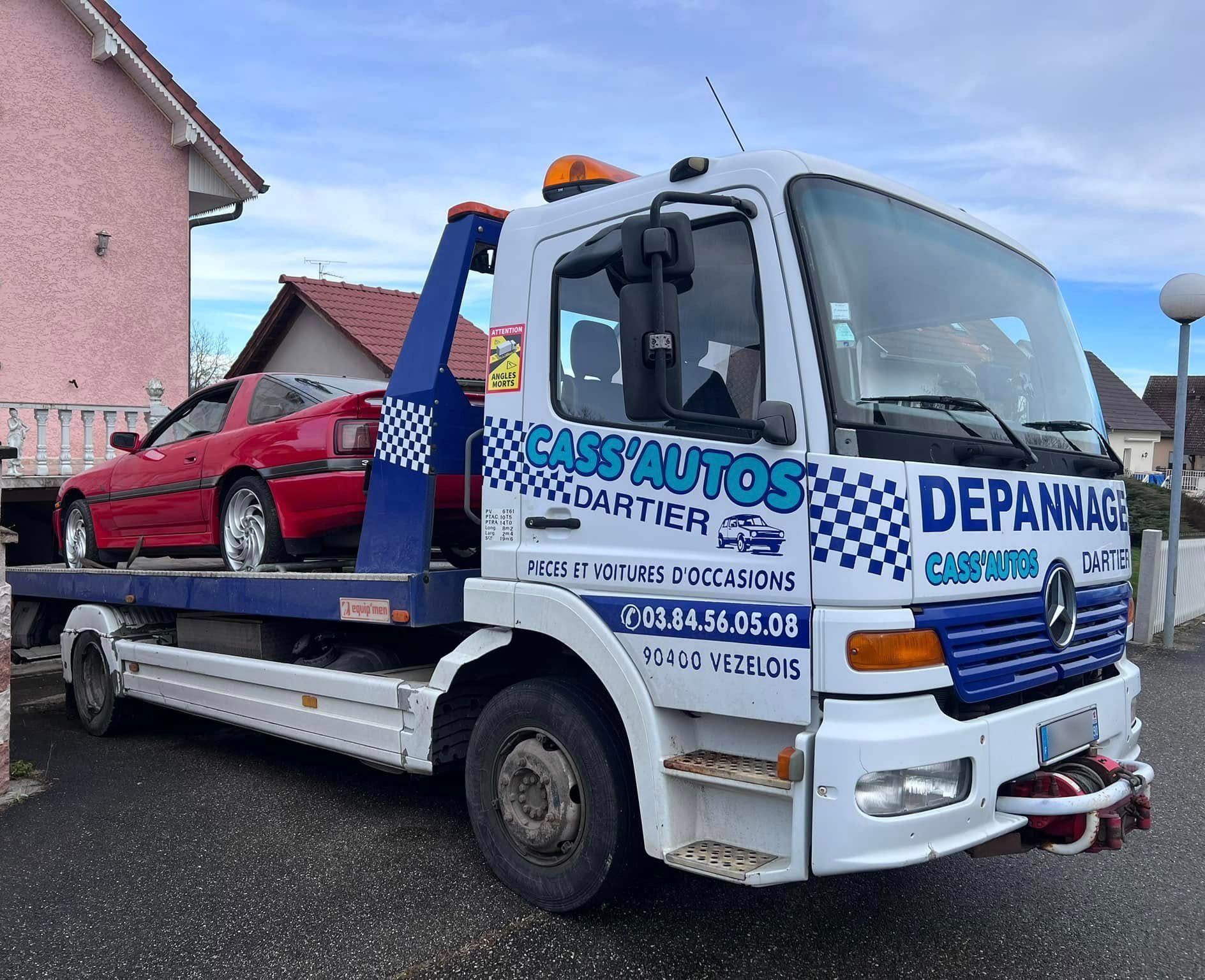 Véhicule rouge sur la dépanneuse de chez Cass'autos.