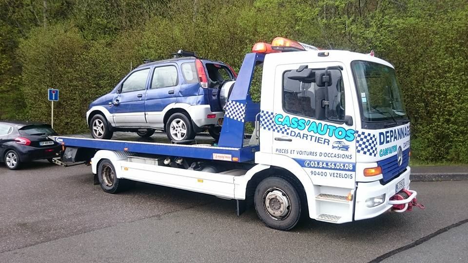 Voiture sur le plateau d'une remorqueuse