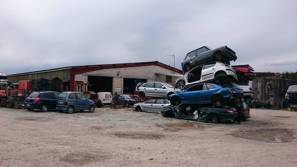 Des voitures à l'intérieur d'une casse auto