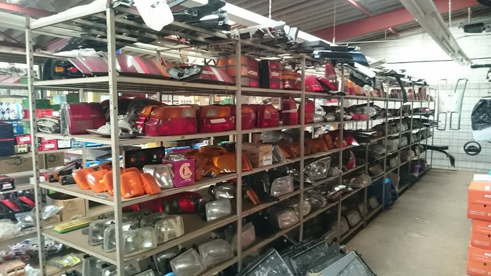 Plusieurs pièces de véhicules posées dans des étagères.