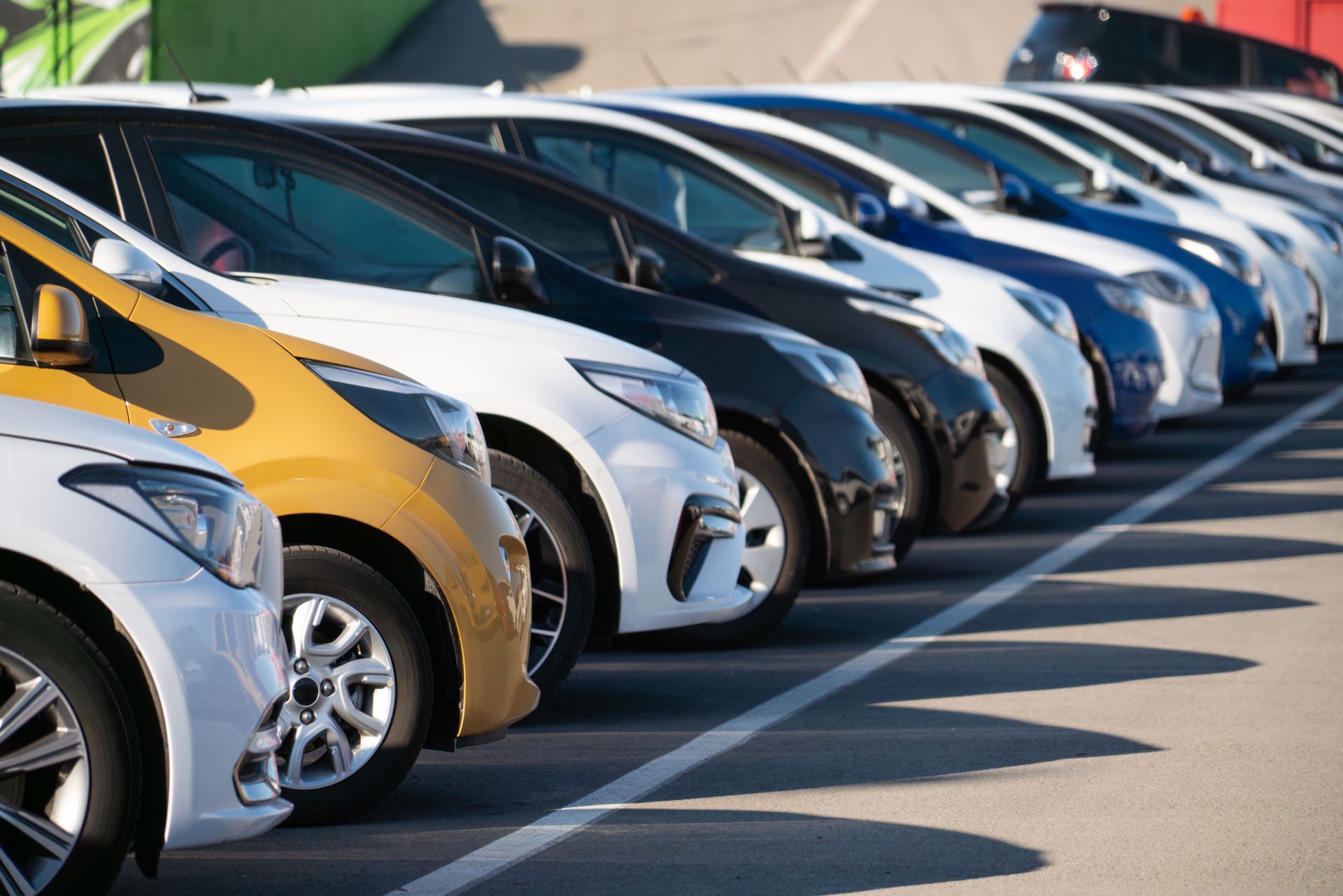 Alignement de véhicule garé sur un parking.