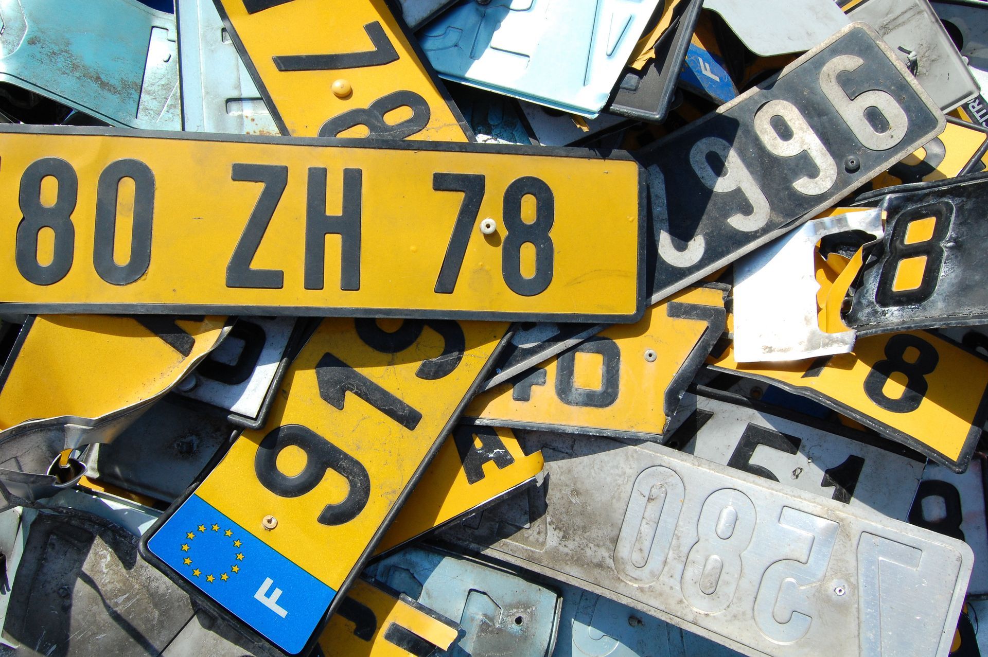 Une multitude de plaques d'immatriculation